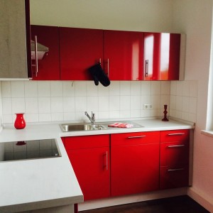 rote Küche einer Musterwohnung