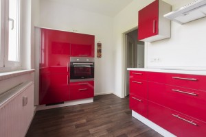 rote Küche einer Musterwohnung in der Landsberger Straße