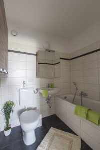 Badezimmer in einer Musterwohnung in der Plovdiver Straße