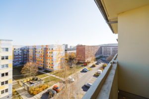 Blick vom Balkon auf den Parkplatz und andere Mietwohnungen
