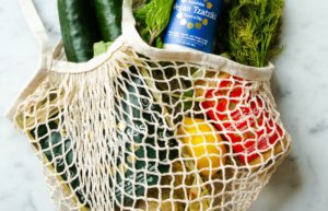 Einkaufsbeutel mit frischen Gemüse und Leckerein drin