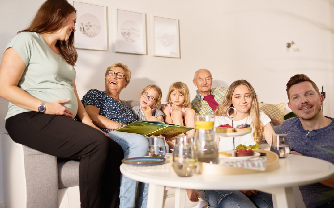 Eine Familie in einer WOGETRA Wohnung sitzt am Tisch