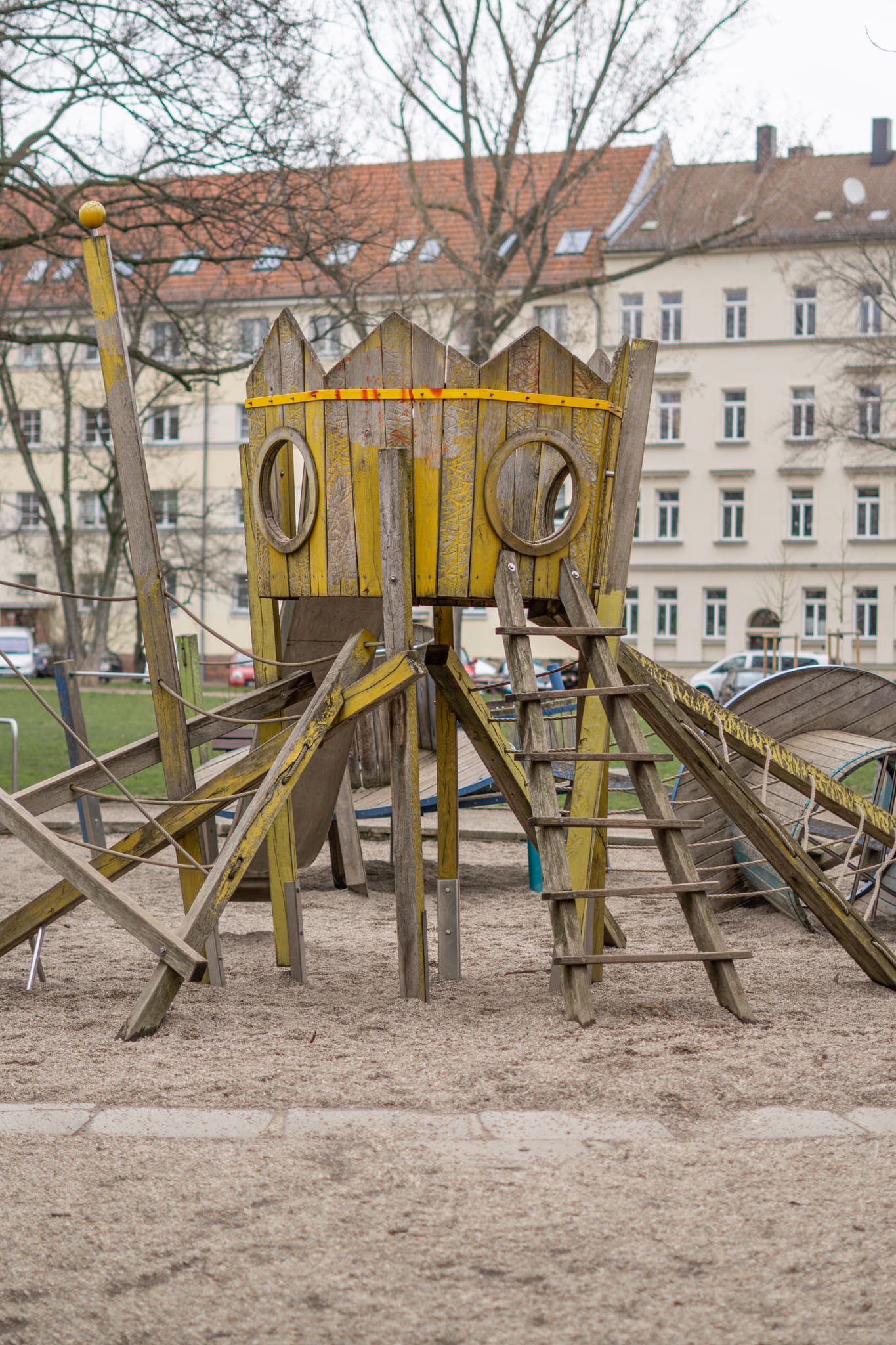 Kletterturm auf dem Spielplatz am Heinrich-Budde-Platz in Leipzig.