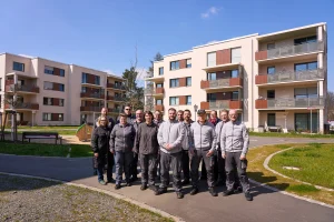 Das Hausmeisterteam der WOGETRA Leipzig vor dem Nord Quartier