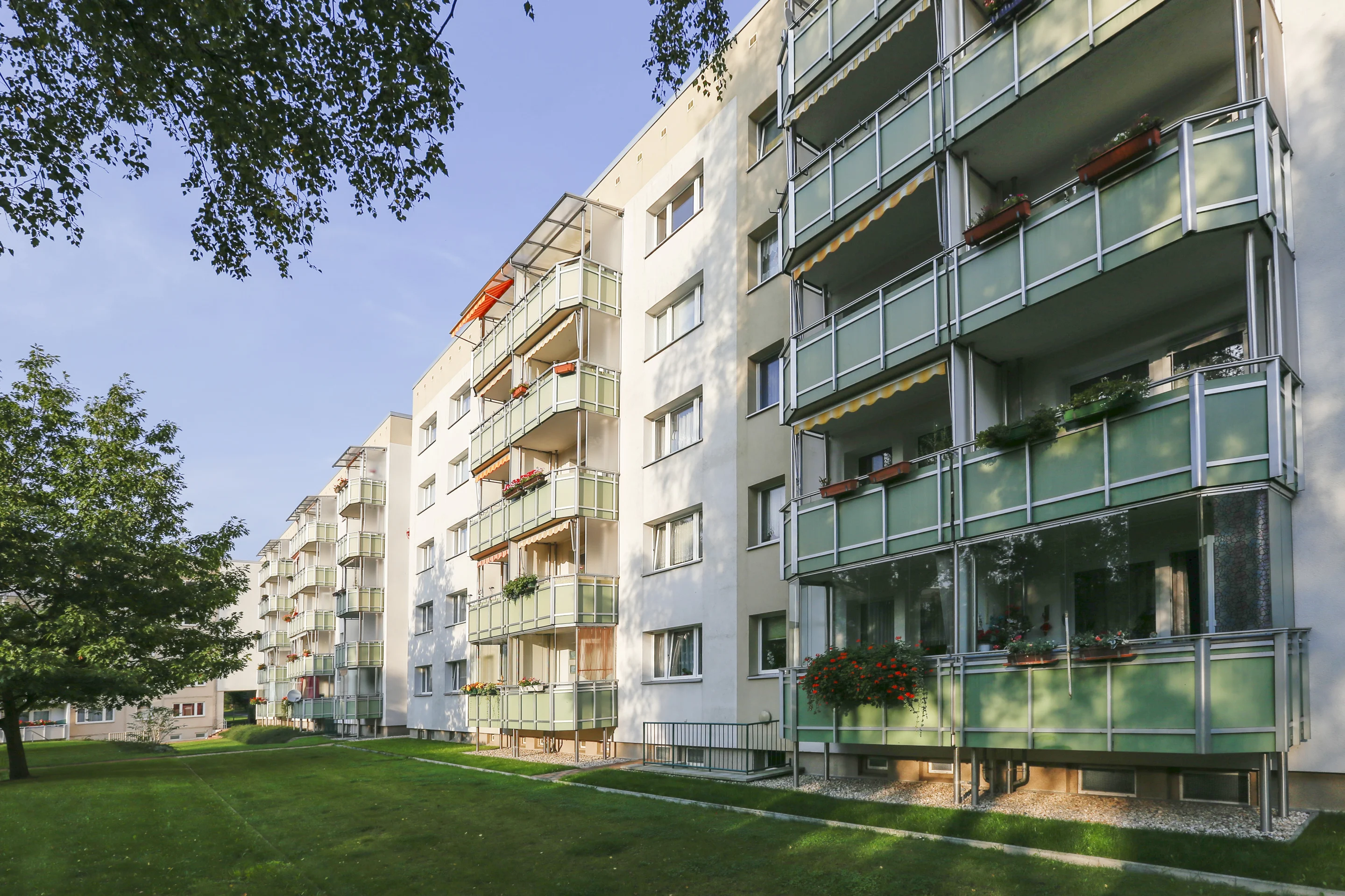 Balkonansicht eines Wohnobjekt der Wohnungsgenossenschaft WOGETRA in Leipzig Thekla Oelsnitzer Str