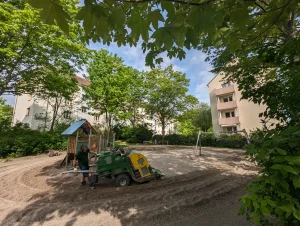 Reinigung des Spielplatzes der Wohnungsgenossenschaft WOGETRA in Leipzig