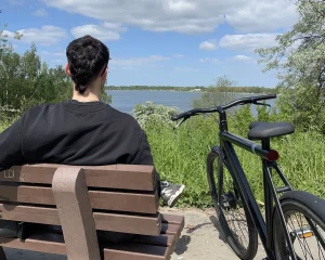 Radfahrer macht eine Pause am Kulkwitzer See