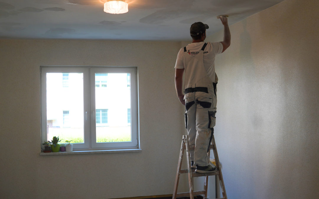 Ein Hausflur in einem Wohnhaus der WOGETRA in der Landsberger Straße welcher von einem Maler gestrichen wird