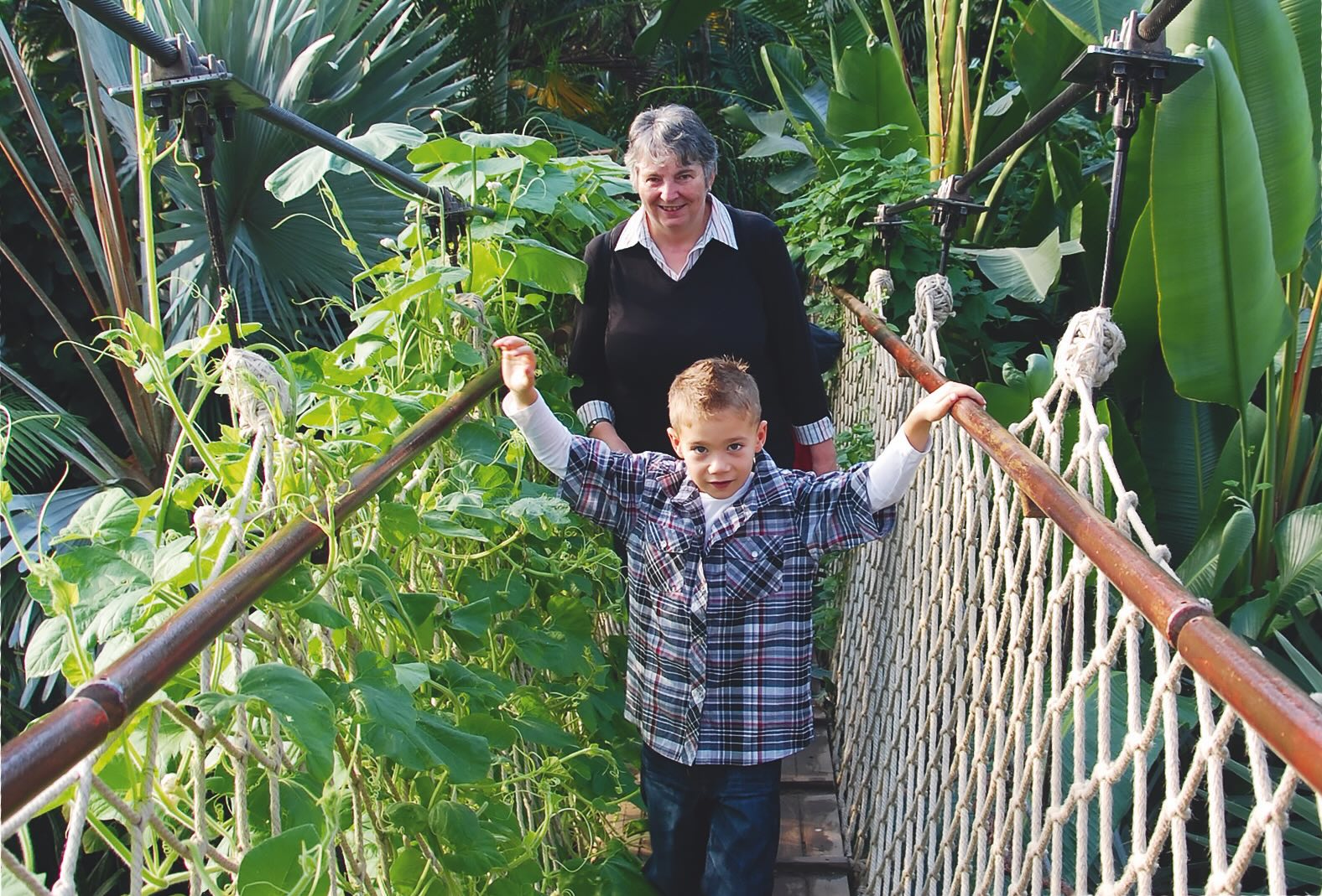 Eine ältere Frau begleitet einen Jungen auf einer Hängebrücke im Gondwanaland des Zoo Leipzig, symbolisch für das generationenübergreifende Erleben von Natur im Projekt Großelterndienst des SEFA e.V.
