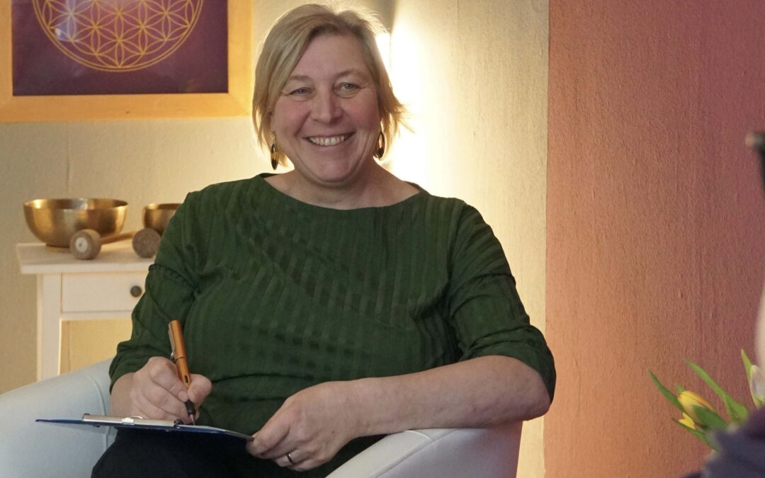 Dana Pfrötzschner im Gespräch mit einem Patienten in ihrer homöopathischen Heilpraxis in Connewitz.