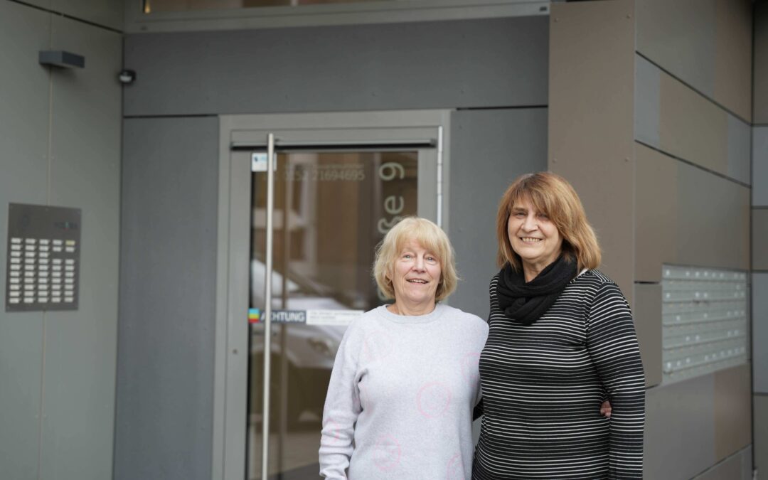 Margita Hippauf und Cornelia Süptitz vom Nachbarschaftstreff ‚Gruppe Lebensfreude‘ vor dem Eingang in der Offenburger Straße in Leipzig.