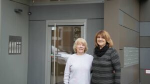 Margita Hippauf und Cornelia Süptitz vom Nachbarschaftstreff ‚Gruppe Lebensfreude‘ vor dem Eingang in der Offenburger Straße in Leipzig.