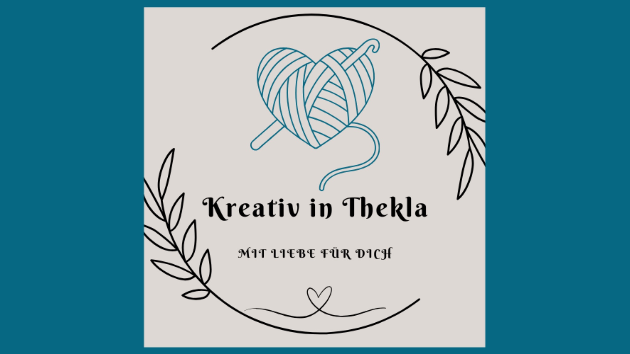 Das Logo von „Kreativ in Thekla“ zeigt ein Wollknäuel in Herzform mit Häkelnadel, eingerahmt von einem floralen Rundbogen, mit dem Slogan „Mit Liebe für dich“.