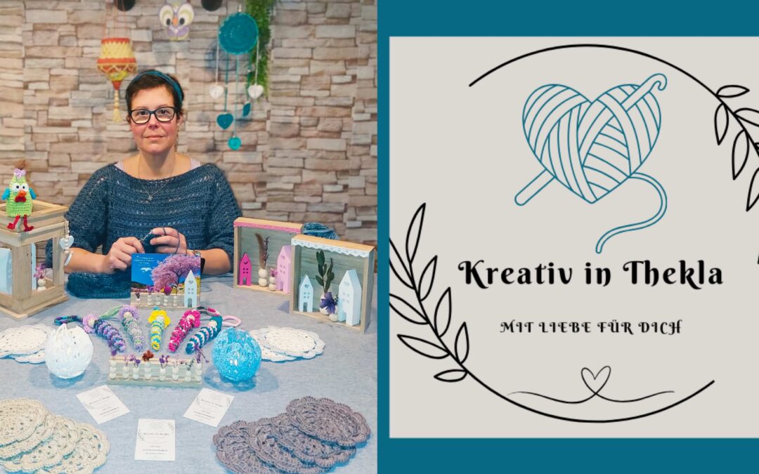 Die Gründerin von „Kreativ in Thekla“ sitzt an einem dekorierten Tisch mit gehäkelten Produkten, daneben ist das Markenlogo mit einem Wollherz und dem Schriftzug „Kreativ in Thekla – Mit Liebe für dich“ zu sehen.