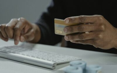 Ein Stockfoto von einer Person, die Daten von ihrer Karte über die Tastatur eingibt.