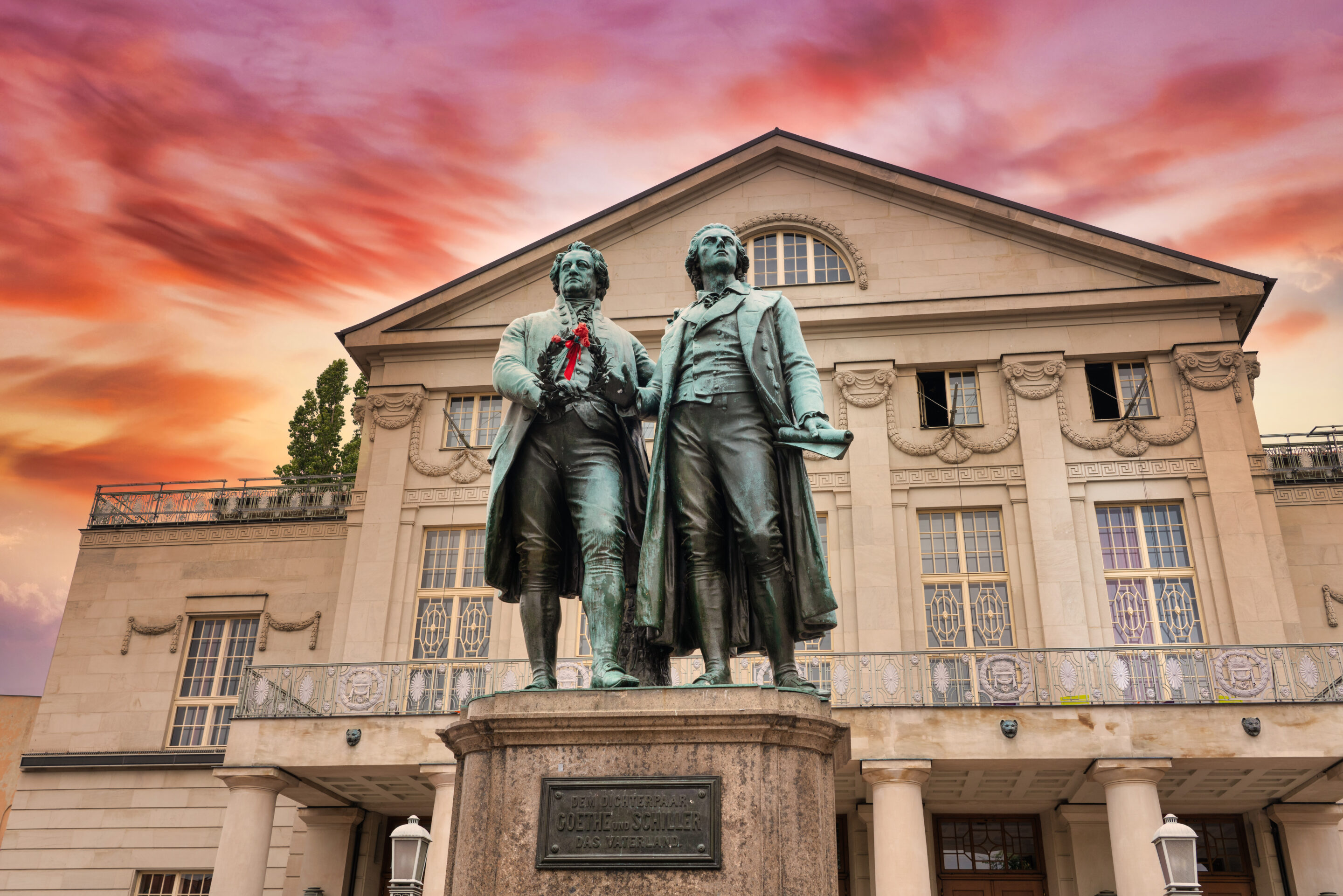 die-goethe-und-schiller-statue-in-weimar