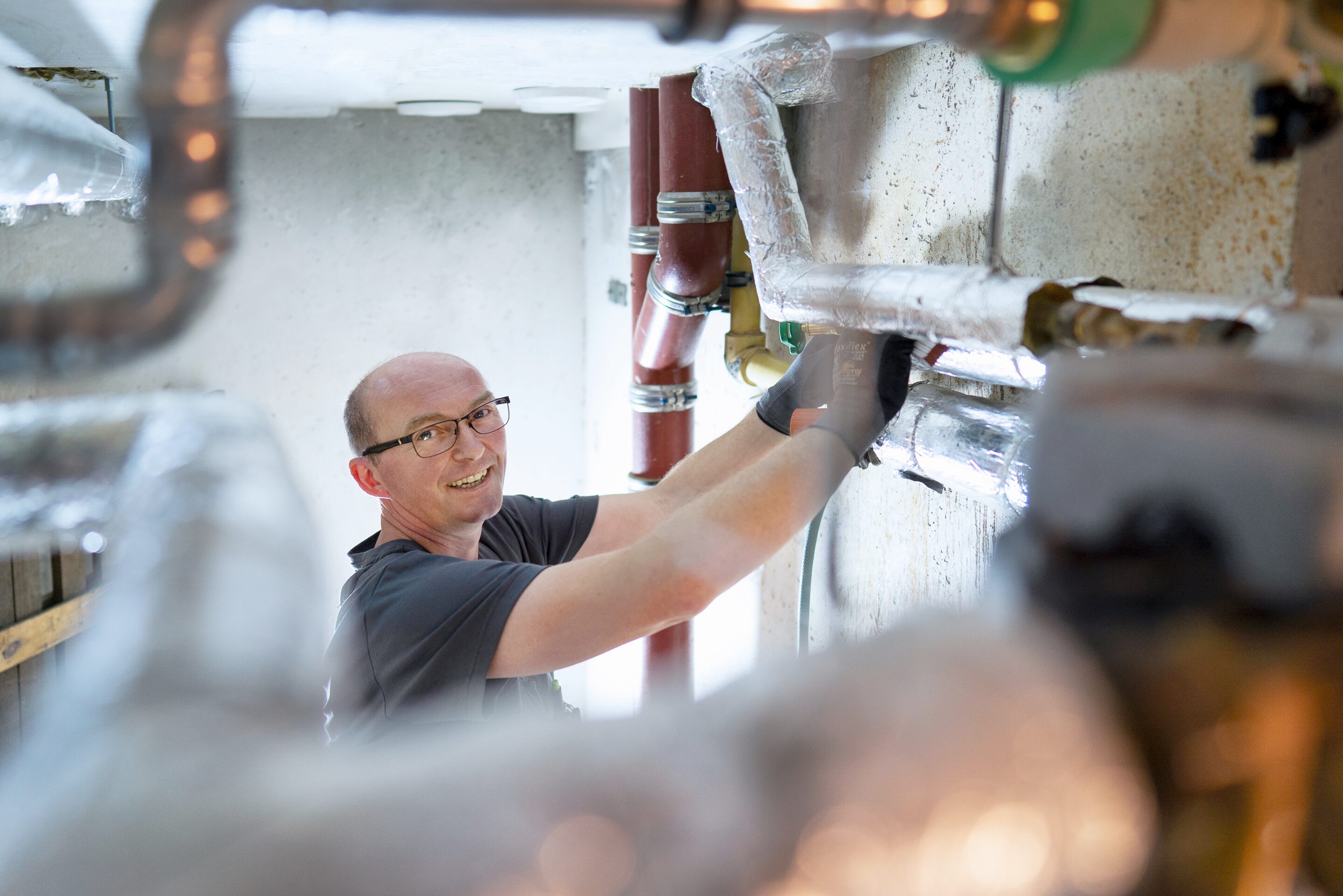 heizungstechniker-bei-der-arbeit