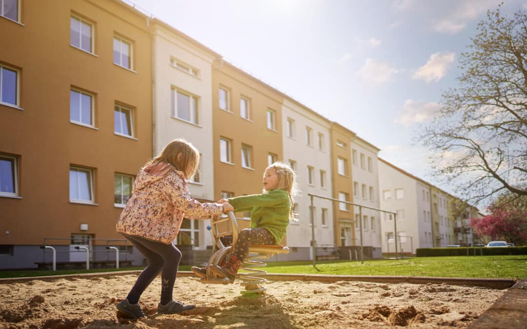 Im goldenen Herbstlicht spielen zwei Kinder auf einem Wipptier. Aufgenommen von dem Fotografen Tom Dachs
