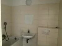 Kurzfristig beziehbare 3-Zimmerwohnung in Grünau-Mitte - Bad mit Wanne