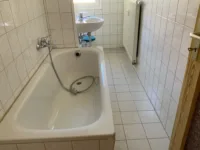 Frisch renovierte 2-Zimmerwohnung in Möckern - Bad mit Wanne