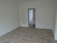 Frisch sanierte 2-Zimmerwohnung in Möckern - Bad mit ebenerdiger Dusche - Wohnzimmer (Beispiel)