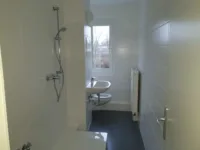 Frisch sanierte 2-Zimmerwohnung in Möckern - Bad mit ebenerdiger Dusche - Bad mit Dusche (Beispiel)