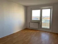 Hoch hinaus: 3- Zimmerwohnung mit Balkon und Aufzug in 9. Etage - Wohnzimmer (Beispiel)