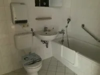 Hoch hinaus: 3- Zimmerwohnung mit Balkon und Aufzug in 9. Etage - Bad