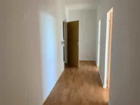 Hoch hinaus: 3- Zimmerwohnung mit Balkon und Aufzug in 9. Etage - Flur (Beispiel)