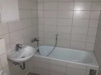 Grünau-Ost: 2 Raumwohnung mit Balkon sucht dich! - Bad mit Wanne