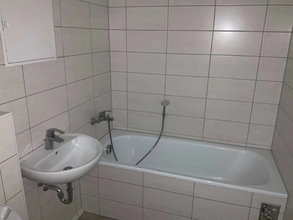 Grünau-Ost: 2 Raumwohnung mit Balkon sucht dich! - Photo 1