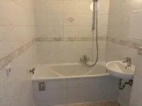 Geräumige 3-Zimmerwohnung in Grünau-Ost - Bad mit Wanne