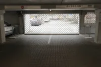 Überdachter Parkhausstellplatz - Parkhaus Einfahrt