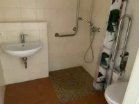 Senioren willkommen: 2-Raumwohnung mit Fahrstuhl und ebenerdiger Dusche - Bad