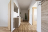 Ohne Parkplatzsorgen wohnen – 3-Raumwohnung Mitten in Grünau - Flur (Beispiel)