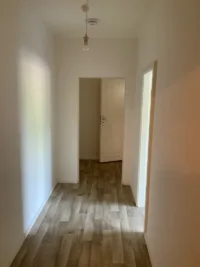 Frisch sanierte 2-Zimmerwohnung mit ebenerdigem Eingang, Aufzug und Wohnküche - Flur (Beispiel)