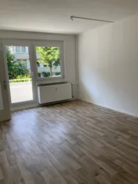 Frisch sanierte 2-Zimmerwohnung mit ebenerdigem Eingang, Aufzug und Wohnküche - Wohnzimmer (Beispiel)
