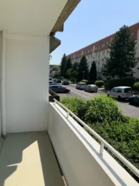 Frisch sanierte 2-Zimmerwohnung mit ebenerdigem Eingang, Aufzug und Wohnküche - Balkon