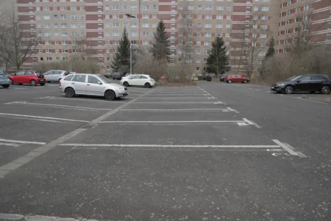 Stellplatz für Ihren PKW mitten im Herzen von Grünau, Grünau-Mitte, Breisgaustr.II.-Stellplätze