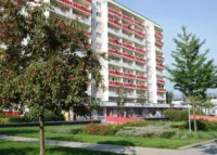 Familien aufgepasst: Frisch geweißte 4-Zimmerwohnung mit Aufzug und Balkon - Außenansicht