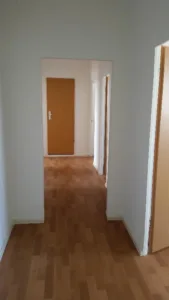 Familien aufgepasst: Frisch geweißte 4-Zimmerwohnung mit Aufzug und Balkon - Flur