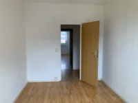 Familien aufgepasst: Frisch geweißte 4-Zimmerwohnung mit Aufzug und Balkon - Wohnzimmer