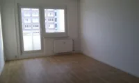 Familien aufgepasst: Frisch geweißte 4-Zimmerwohnung mit Aufzug und Balkon - Wohnzimmer